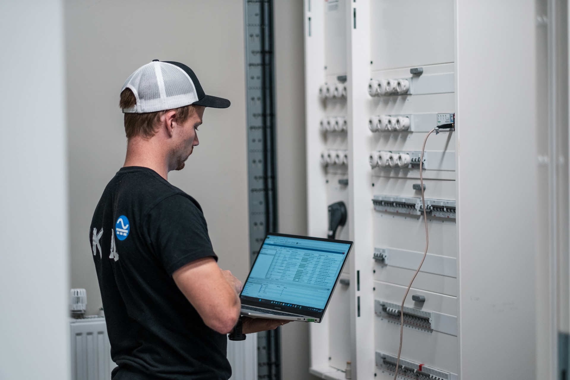 Elektriker programmerar smart hem-system