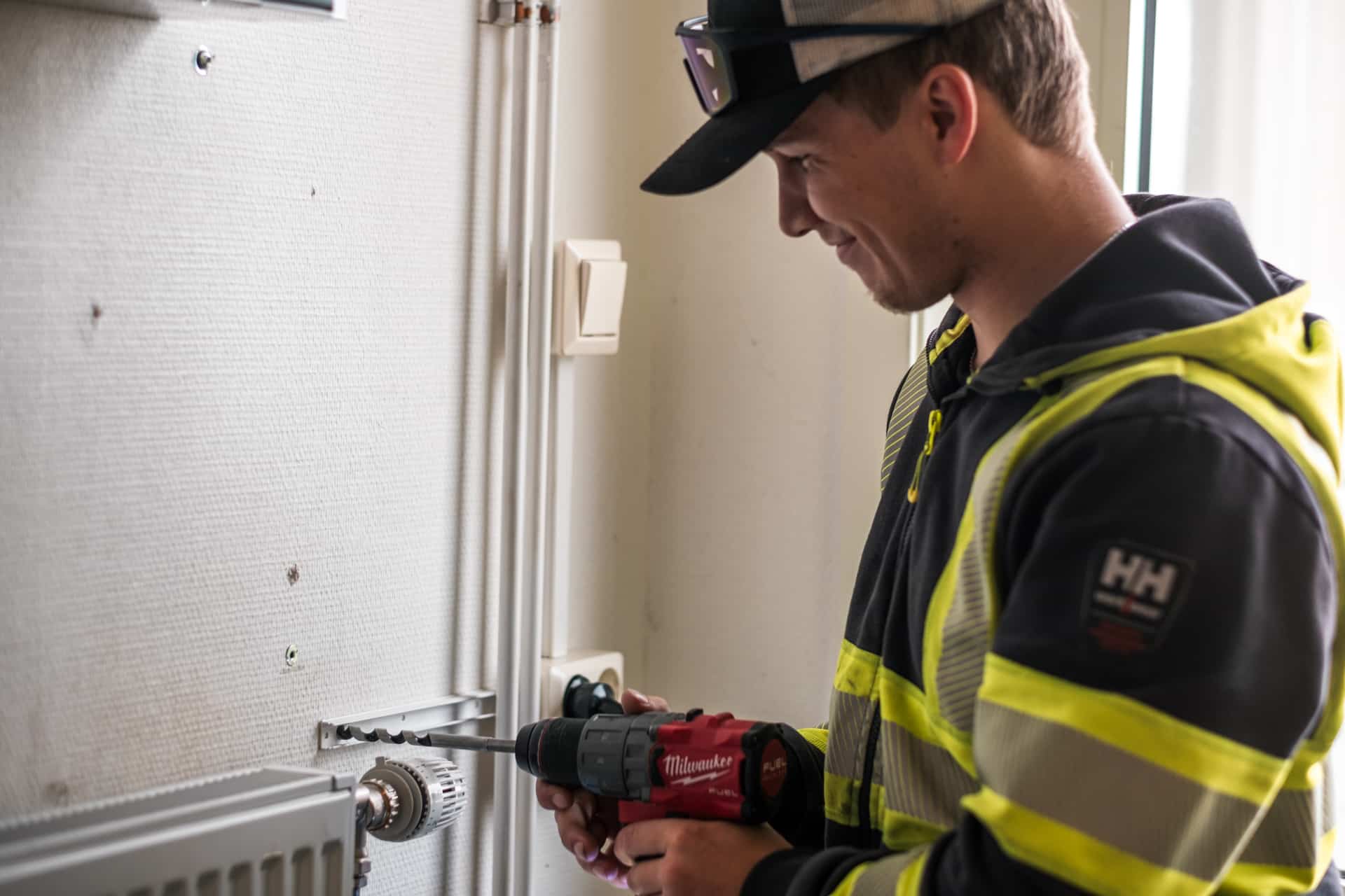 Elektriker utför service