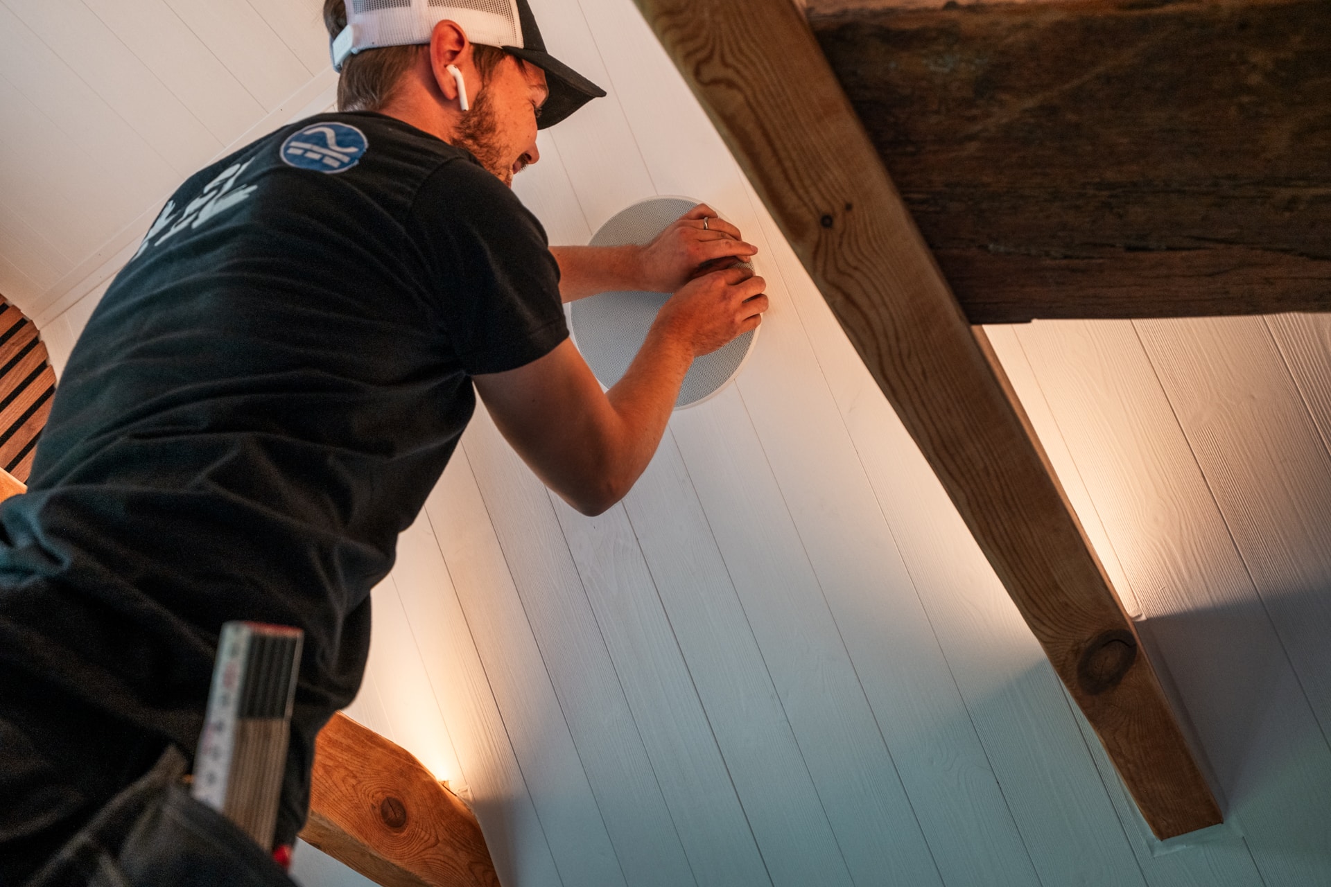 Elektriker installerar belysning